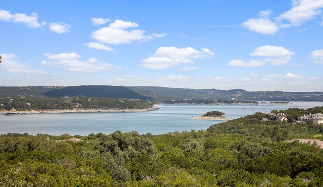 Hollows Resort, Luxury Villa, Great View of Lake Travis & Hill Country, Pools, Fitness Center!