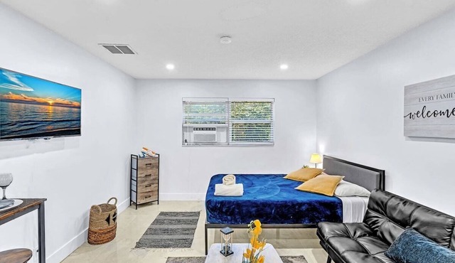 Hollywood Large Studio Close to Beach & Casino LB3
