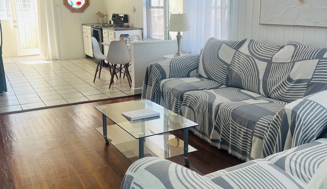 Home 5 minutes near Kemah Boardwalk - Dog Friendly - Yard & Fenced-in Patio