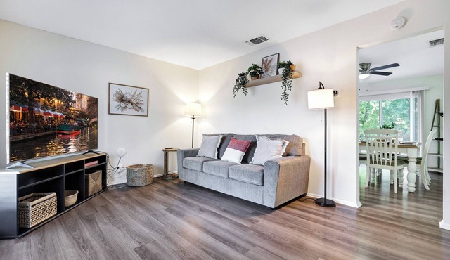 Home Nr River Walk DT + Airport | BBQ Games Pets