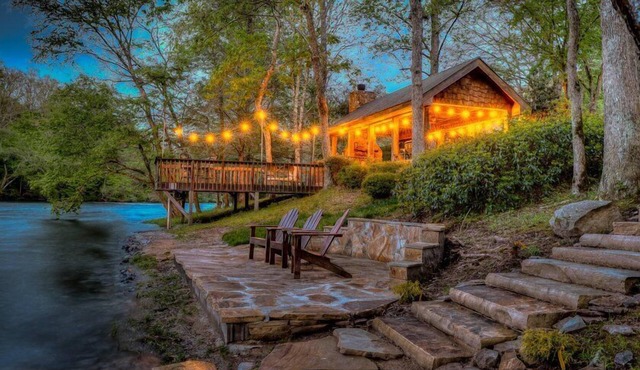 Hooked on Toccoa- River Front | Outdoor Fireplace | Screened Porch | Toccoa River