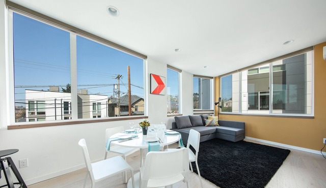 Hosteeva Modern Townhome w Rooftop in Seattle