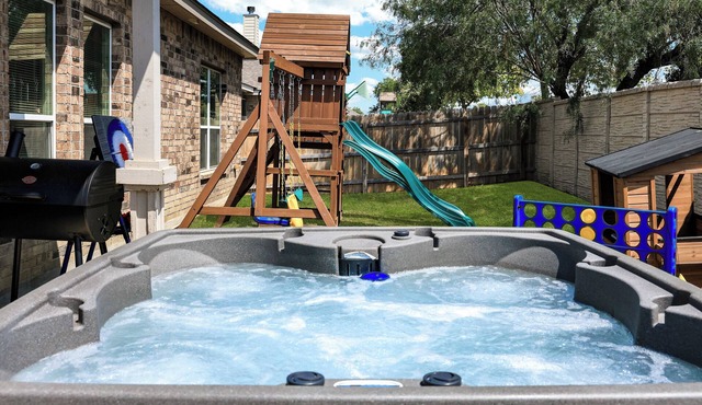 Hot Tub Near Sea World | BBQ Yard Games Swing Set