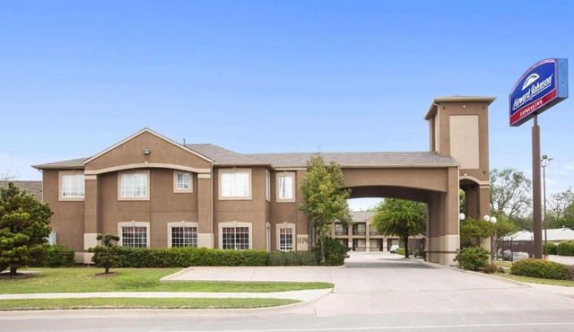 Howard Johnson by Wyndham Grand Prairie Near Lone Star Park