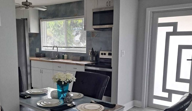 Immaculate Mango - Private Renovated 2/2 Home in Downtown Hollywood