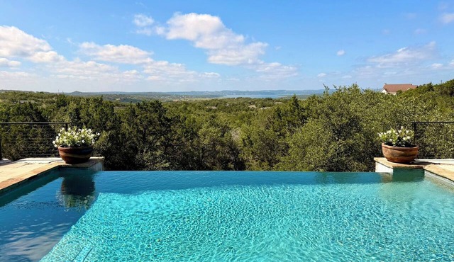 Infinity Edge - Luxury Lake View, Heated Infinity Pool & Chef Kitchen