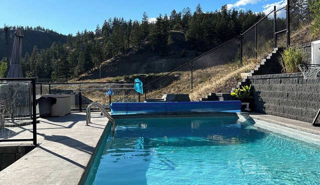 Kelowna getaway on Knox Mountain minutes from downtown.