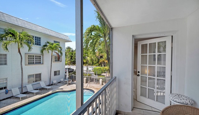 Keybiscayne Charmer half a block from private Beach, Restaurants and Boutiques!