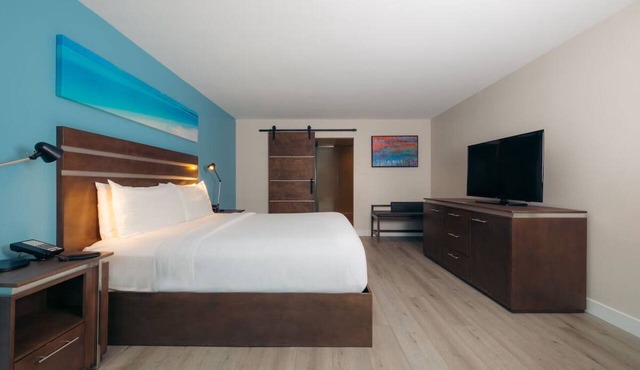 King Deluxe Patio, The Cove Hotel | Heated Pool and Wave Lounge