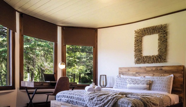 L'Orford Forest Dream: Hot Tub, Fireplace & Views