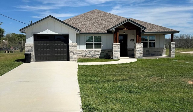Lake Front Modern Home Lake Buchanan Village, Sleeps14