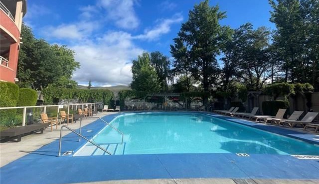 Lake Okanagan waterfront Condo. Large dock with pool and hot tub Reg #H015247536