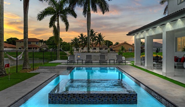 Lakefront Lux Villa w/Games, Spa, BBQ, Pool & Fun