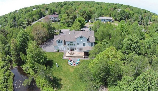 Lakefront Oasis in the Pocono Mountains with Hot Tub + Views in Long Pond