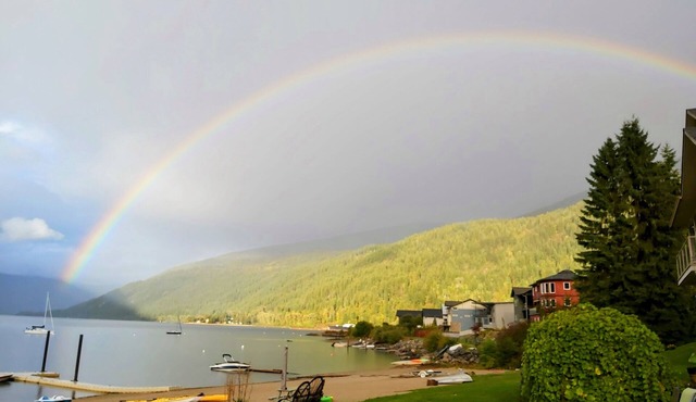 Lakefront Retreat 2 bedroom sleeps 6, private hot tub and beach.