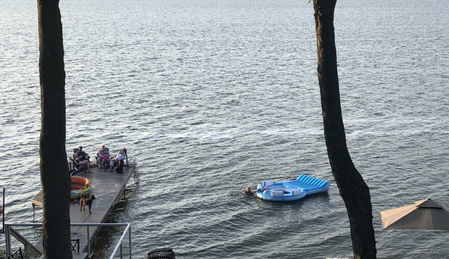 Lakefront Sunset Cottage for Family Memories - Epic Games Room - Near Sandbanks