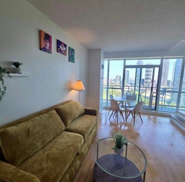 Lakeshore Loft with waterviews 10 mins to BMO field