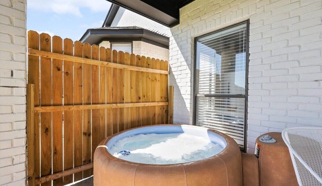 Lakeview 2BR 1B Guest Home With Hot Tub