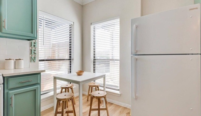 Lakeview 2BR 1B Guest Home With Hot Tub