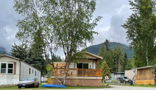 Lakeview home with cozy bedrooms, comfy furniture & beautiful views of lake.