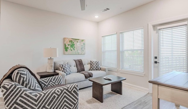 Landing | Stylish 2BD, Pool