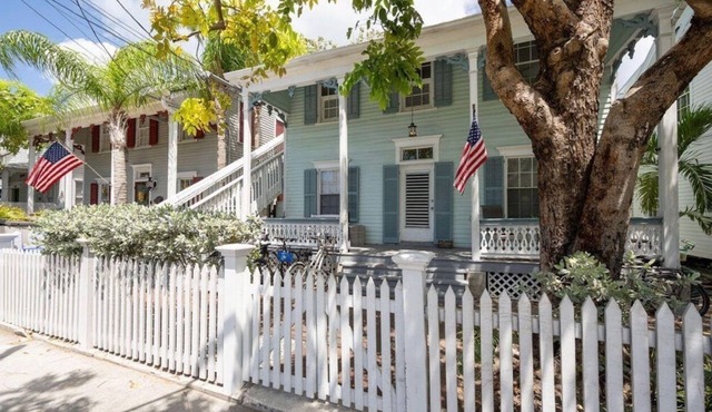 Large 1 bedroom condo in the historic area of Key West!