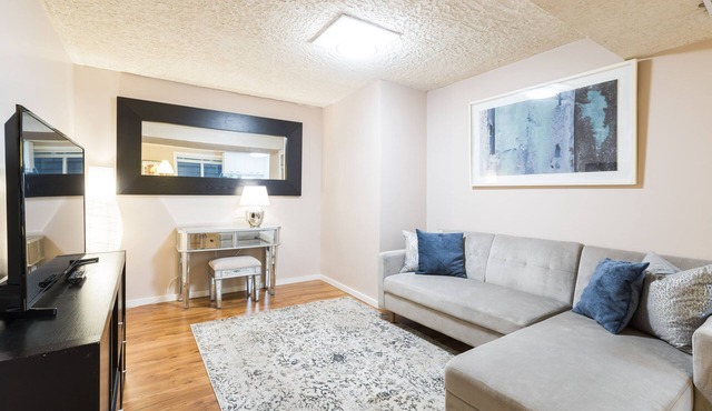 Large, elegant, comfortable garden level suite Vancouver getaway!