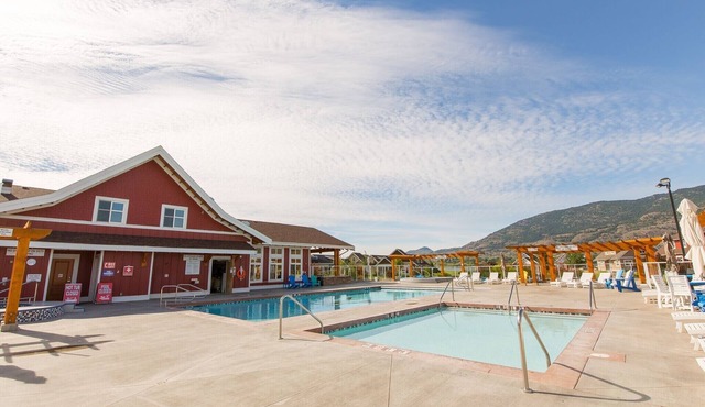 Large home 4 bed and 4 bath two separate suites home two kitchens water views