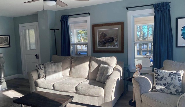 Large private home with deck - 5 min from the beach!