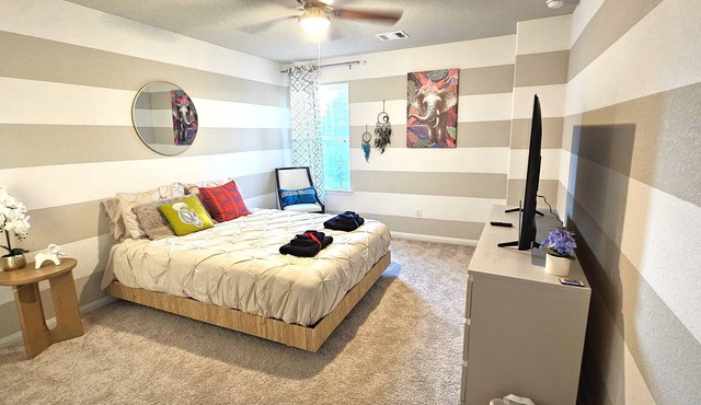 Large Private Studio - Fast WiFi, Smart TV, Near IAH, Extended Stays Welcome