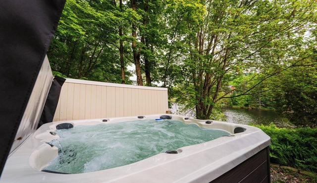 Le Chalet Brun, lakefront with jacuzzi