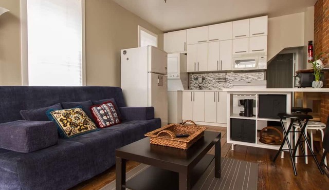 Le Chic Studio with W/D, AC, Private Patio, and fast WiFi in superb Fishtown
