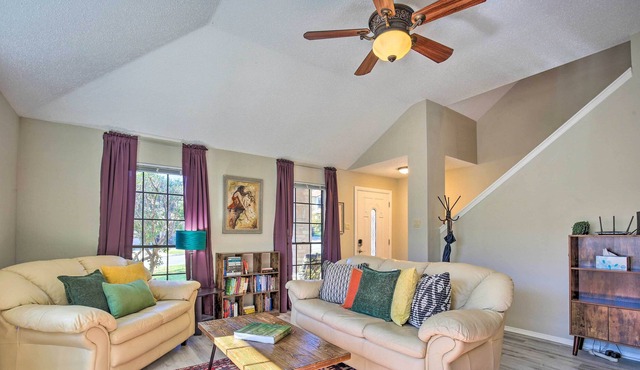 Live Oak Home w/ Fenced Yard ~ 15 Mi to Downtown!