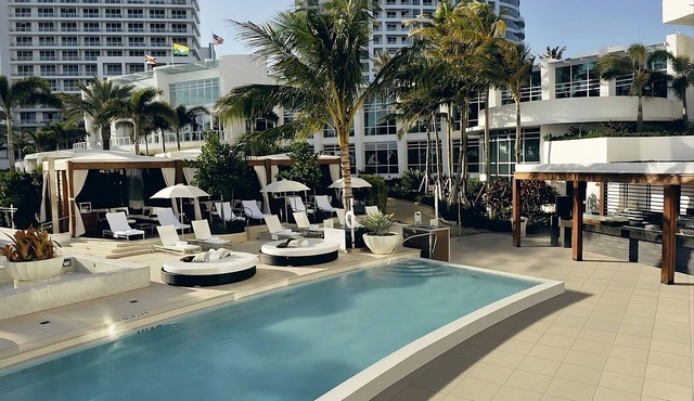 Lounge By The Pool! Pets Allowed, Close to Miami Beach, 3 Spacious Units