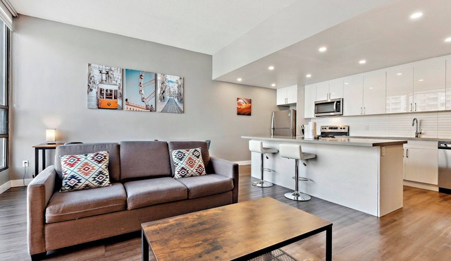Lovely 1+1-BR in DT Toronto
