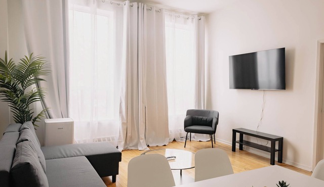 Lum The Queen - Two-Bedroom Apartment w/City View