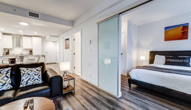 Luxe 1BR Apt with Skyline Views near Robson Street