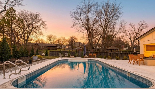 Luxe 3000sqft Heated Pool Oasis in Kansas City