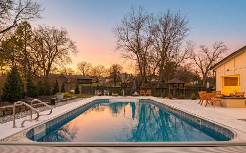 Luxe 3000sqft Heated Pool Oasis in Kansas City