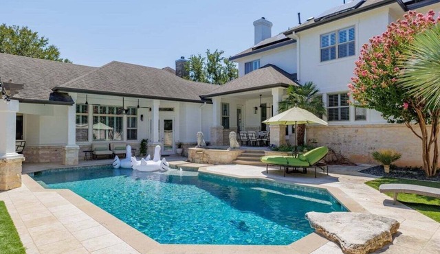 🌴 Luxe Austin Escape with Pool + Gym | Outdoor Kitchen | Victoria ☀️