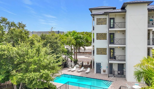 Luxe Getaway! 2 Mins from Downtown Sarasota , 7 Mins from Airport/Lido Beach!