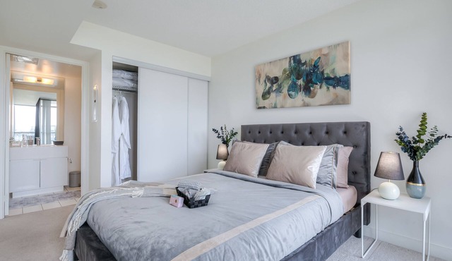 Luxurious 2BR-2BATH,FreeParking,Lake View, Balcony