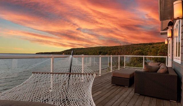 Luxurious Cottage in Tiny 5bd4bth Private Beach