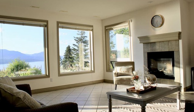 Luxurious Kelowna Retreat - Ideal for Families, Relocation, Romantic Getaways