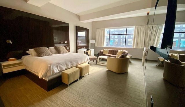 Luxurious private downtown room