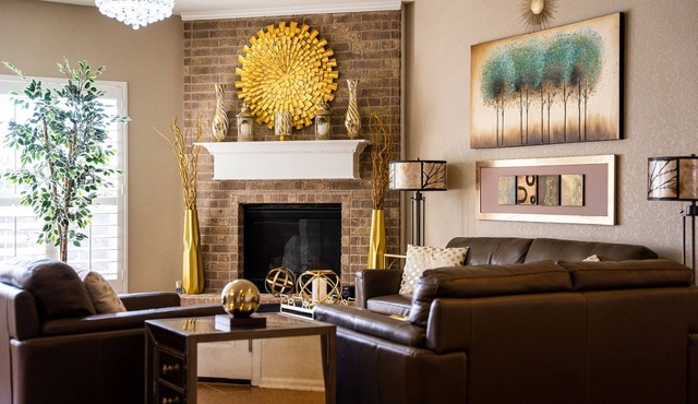 ★ Luxurious Two-Story Home ★ Near La Cantera/Rim