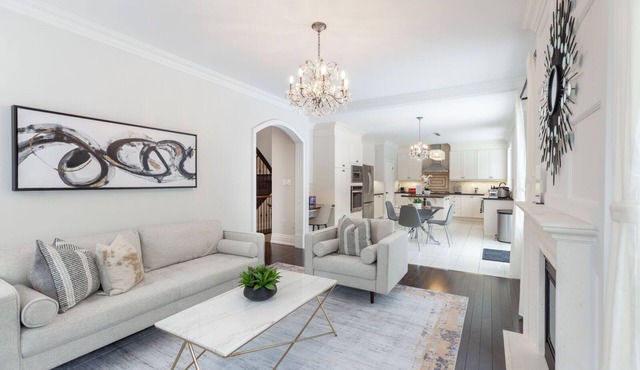 Luxury 5 Bedroom Home in Richmond Hill, Free Parking, Private Gym