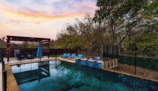 Luxury 7BR Pool, Hot Tub & 4 Car Parking