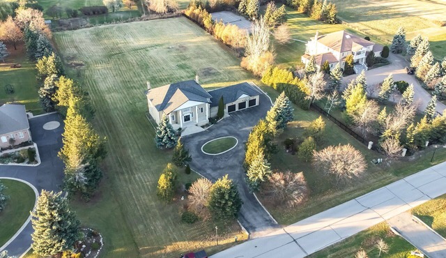 Luxury Castlemore Estate Spacious Lot With Parking