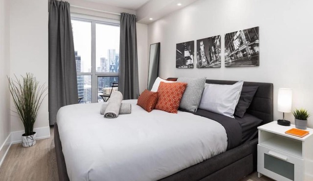 Luxury CN Tower View King Bed Balcony FREE PARK